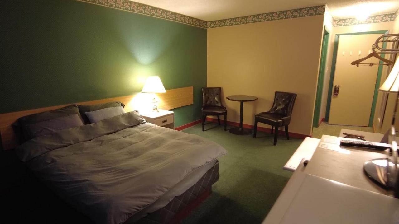 Sundre Motor Inn מראה חיצוני תמונה